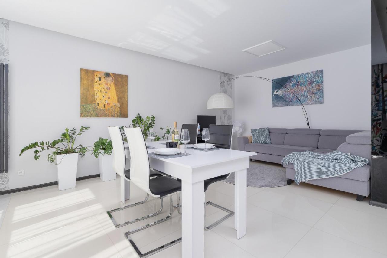 Wonderful Apartment Garden Residence By Noclegi Renters Krakov Exteriér fotografie